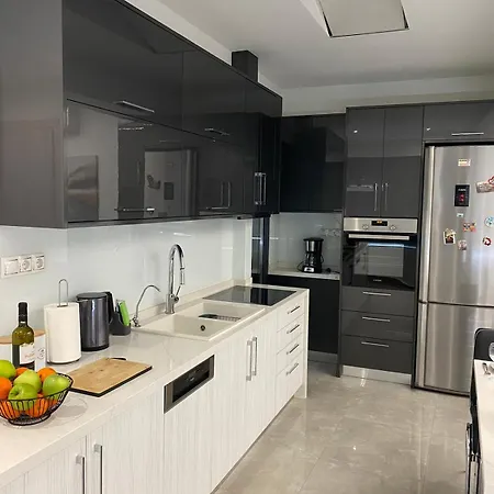 Ivory Style Maisonette Near Downtown Villa