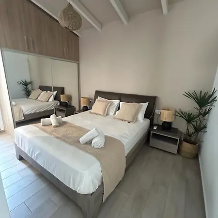 Ivory Style Maisonette Near Downtown Villa *