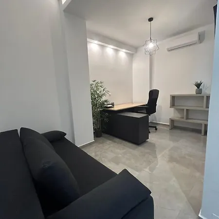 Ivory Style Maisonette Near Downtown *