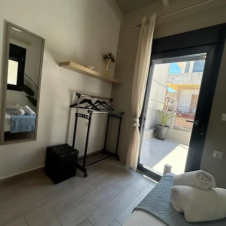 Ivory Style Maisonette Near Downtown Villa